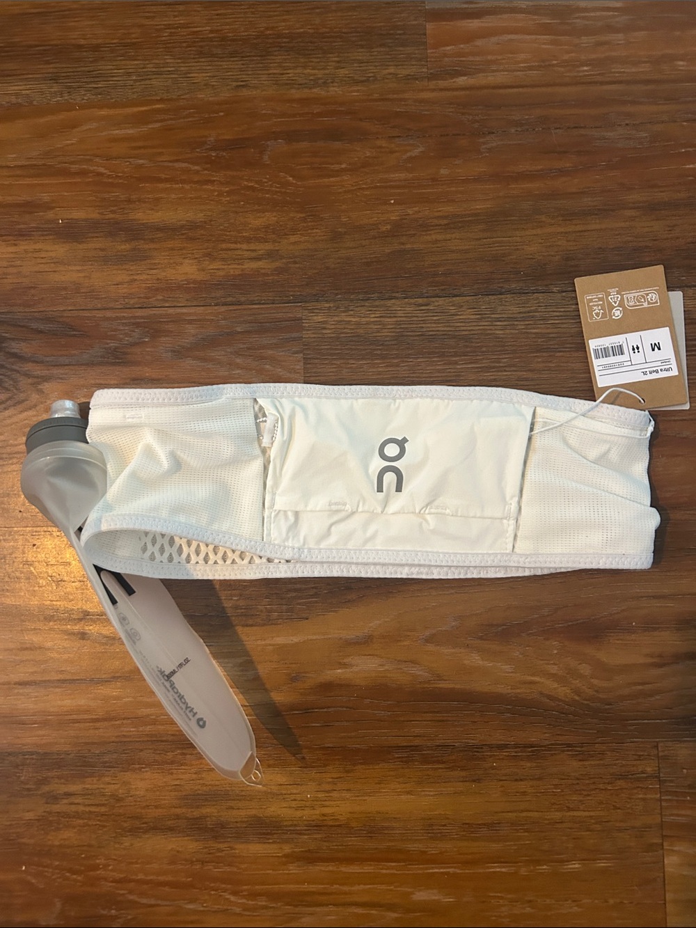 On Running White Running Belt sz M with bottle
